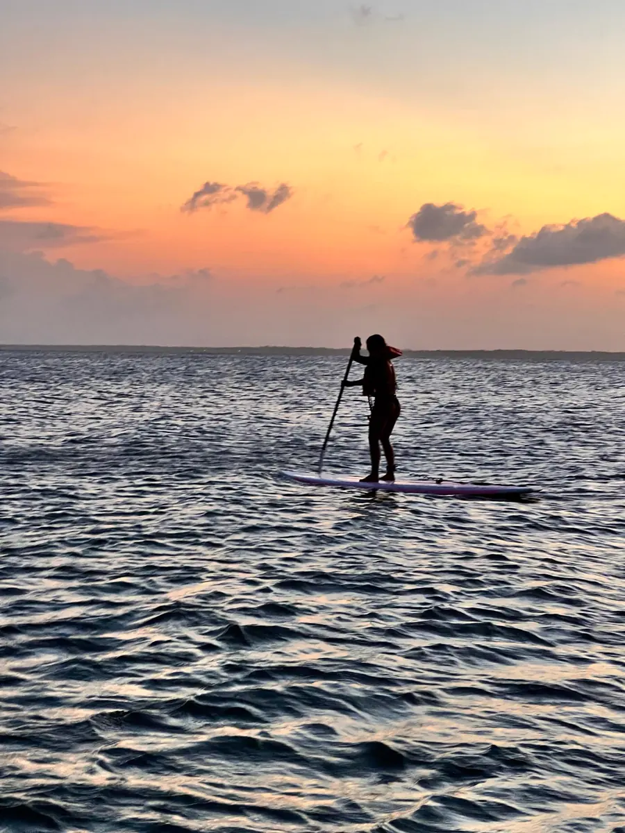 Stand-up paddle ao pôr do sol