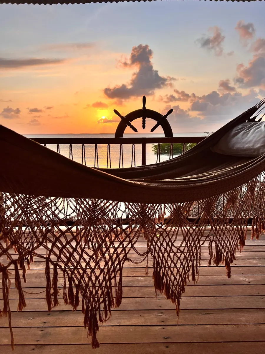 Rede em um deck de madeira ao pôr do sol